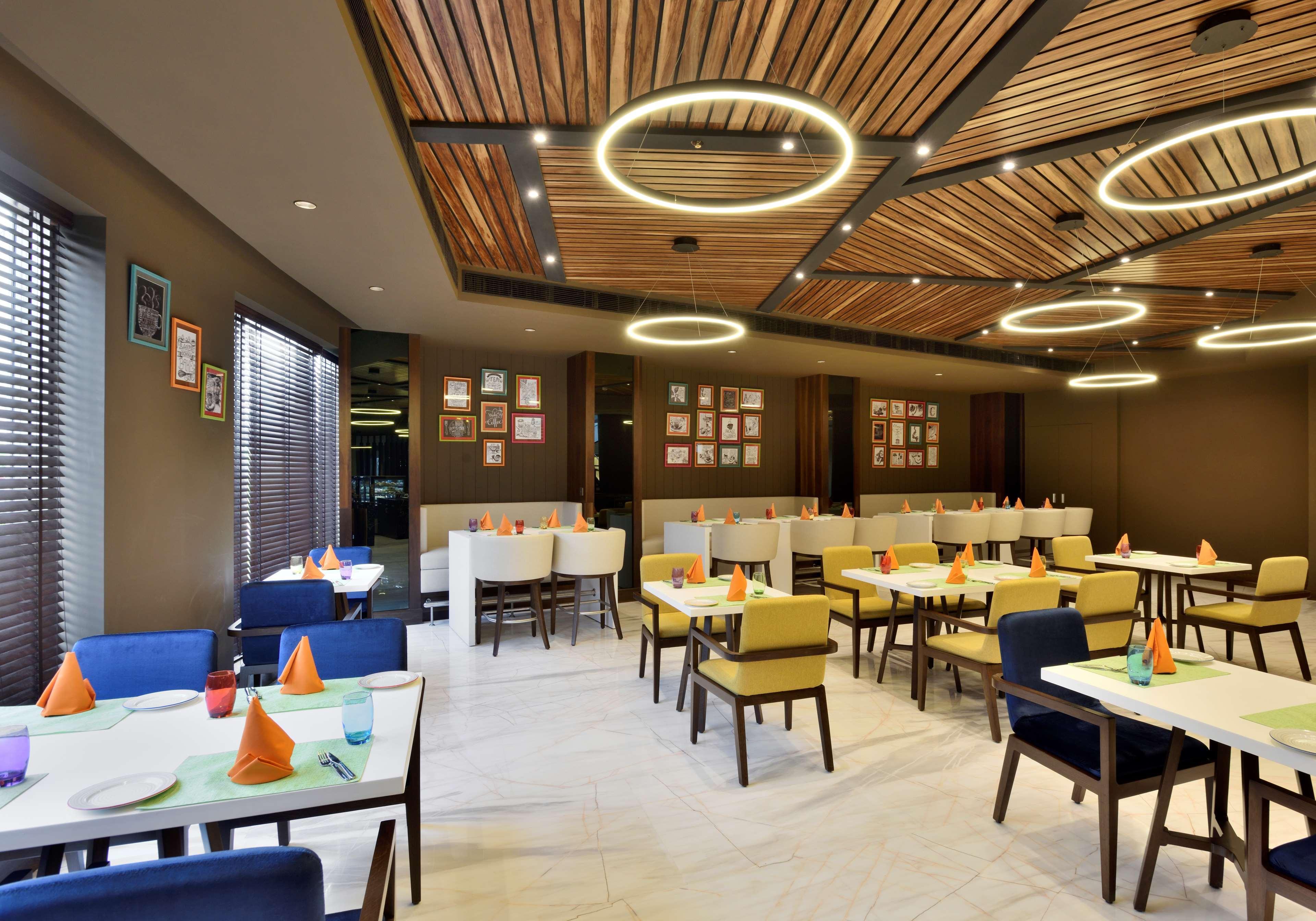 Radisson Gurugram Udyog Vihar Hotel Gurgaon Buitenkant foto The restaurant