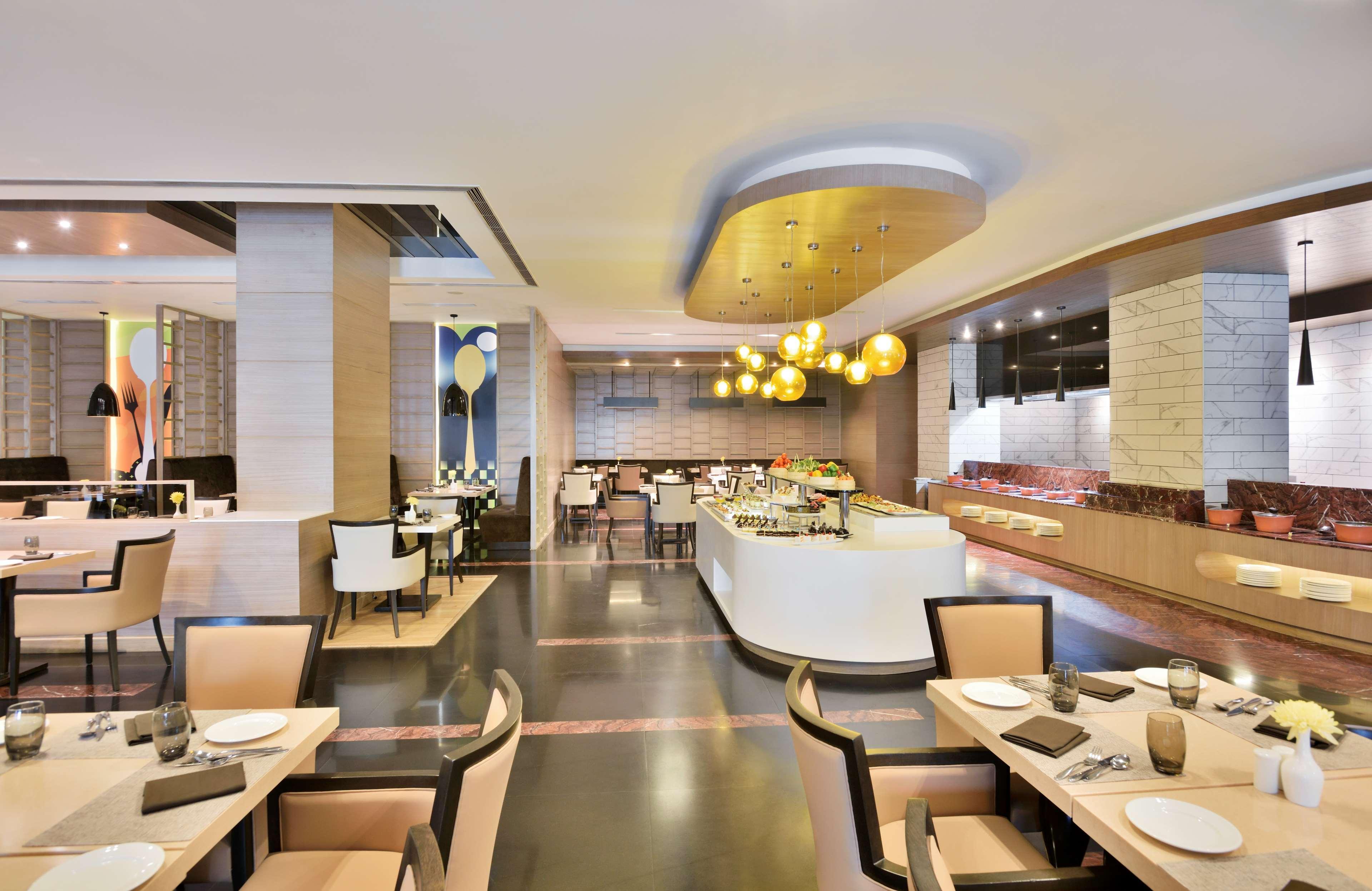 Radisson Gurugram Udyog Vihar Hotel Gurgaon Buitenkant foto The interior of the restaurant
