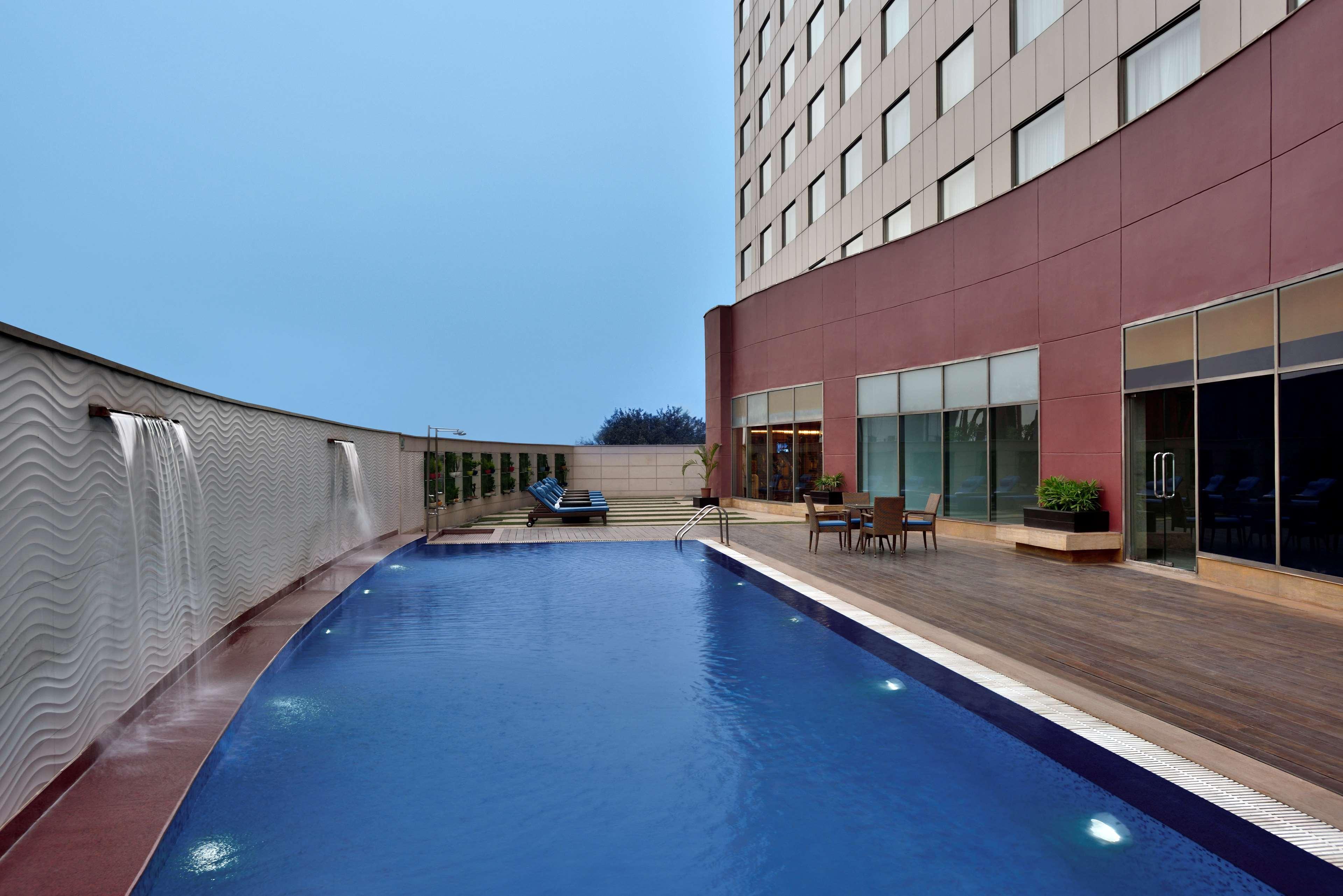 Radisson Gurugram Udyog Vihar Hotel Gurgaon Buitenkant foto Pool at the hotel