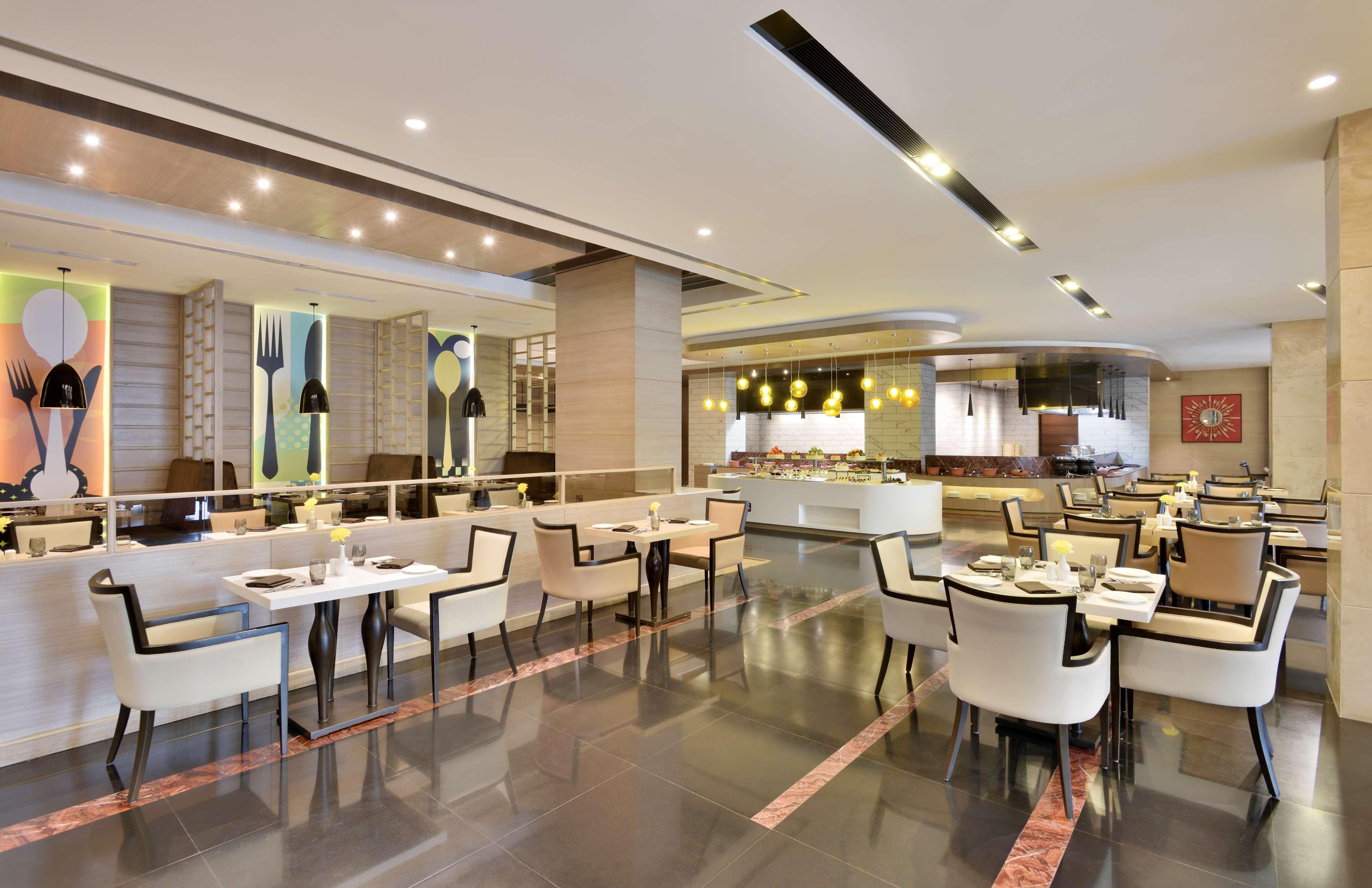 Radisson Gurugram Udyog Vihar Hotel Gurgaon Buitenkant foto The restaurant