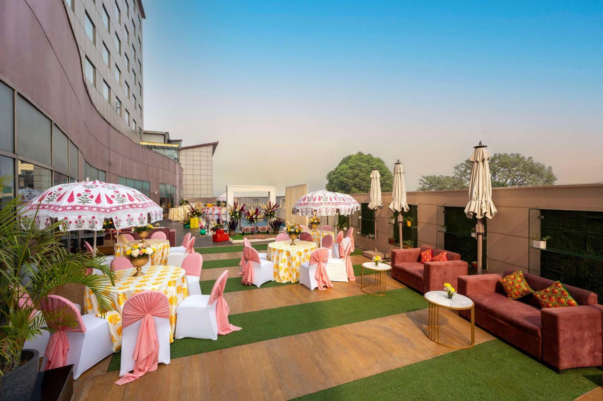 Radisson Gurugram Udyog Vihar Hotel Gurgaon Buitenkant foto