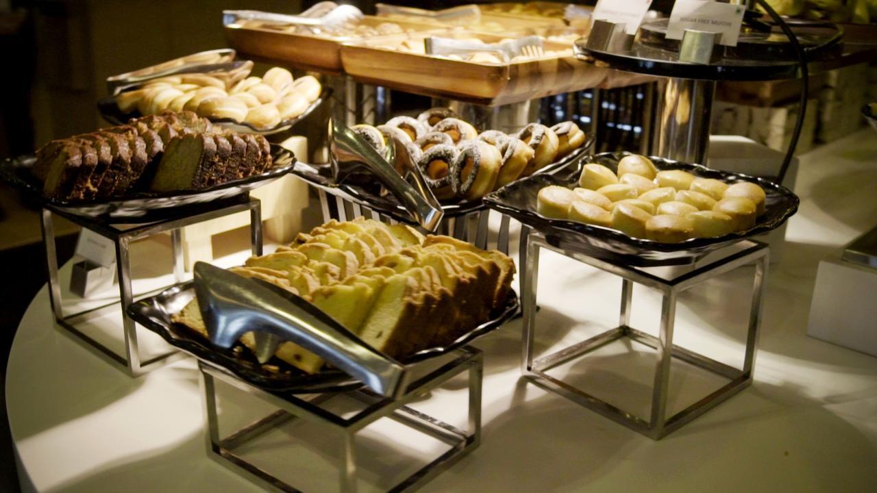 Radisson Gurugram Udyog Vihar Hotel Gurgaon Buitenkant foto A selection of desserts